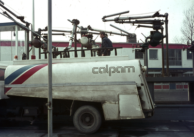 808185 Afbeelding van een tankauto van Calpam bij het brandstoffendepot van Calpam (Gelderlantlaan 9) te Utrecht.